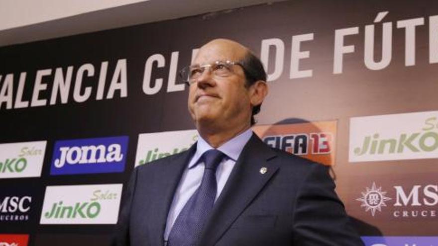Manuel Llorente, emocionado durante la rueda de prensa en la que ha anunciado su dimisión como presidente del club.