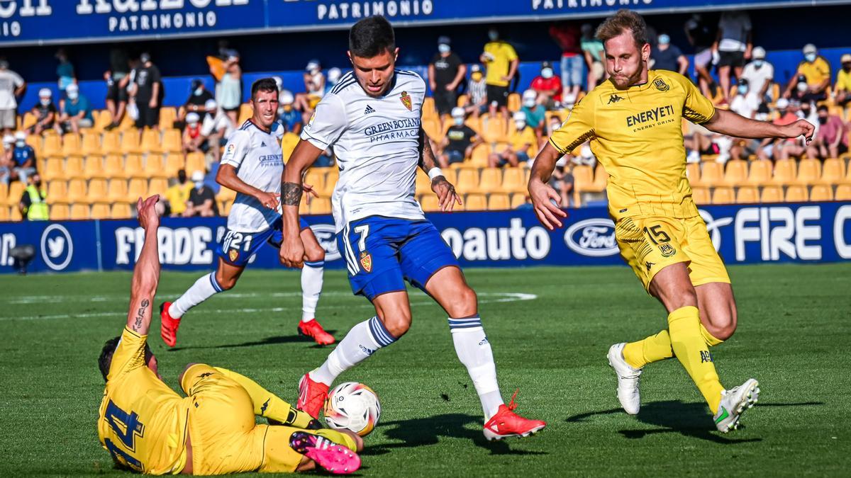 Narváez pelea un balón en el partido contra el Alcorcón.