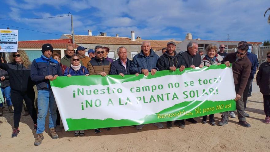 Concentración para anunciar la manifestación del domingo, ayer en el paraje de la Almazarica. | D.PAMIES