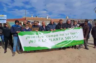 San Miguel eleva la presión contra la planta solar de la desaladora: alerta de que destruirá viviendas