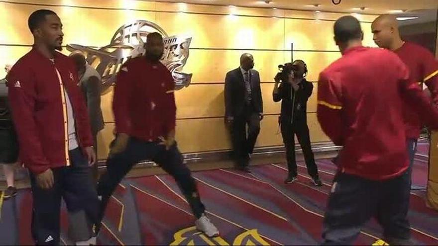 LeBron baila a lo Justin Timberlake antes del partido ante los Blazers