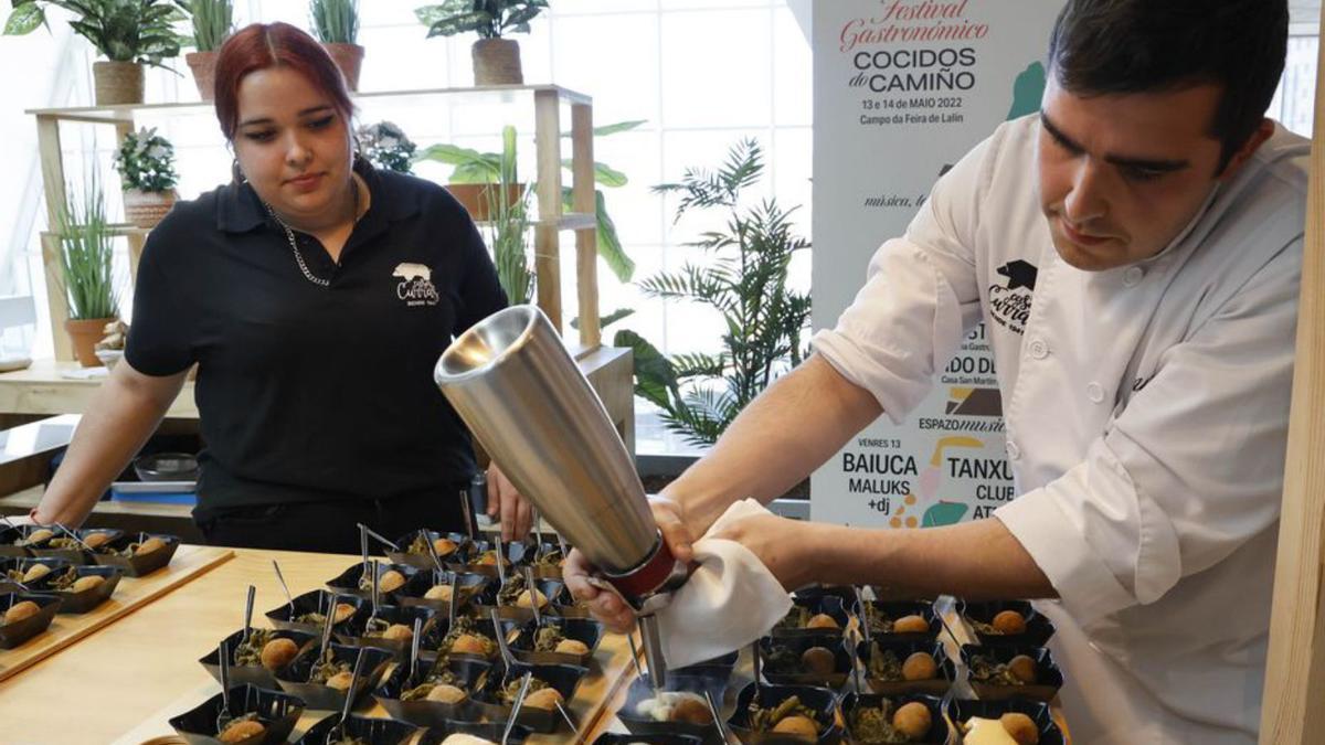  María e Alberto González preparan as tapas da degustación. 