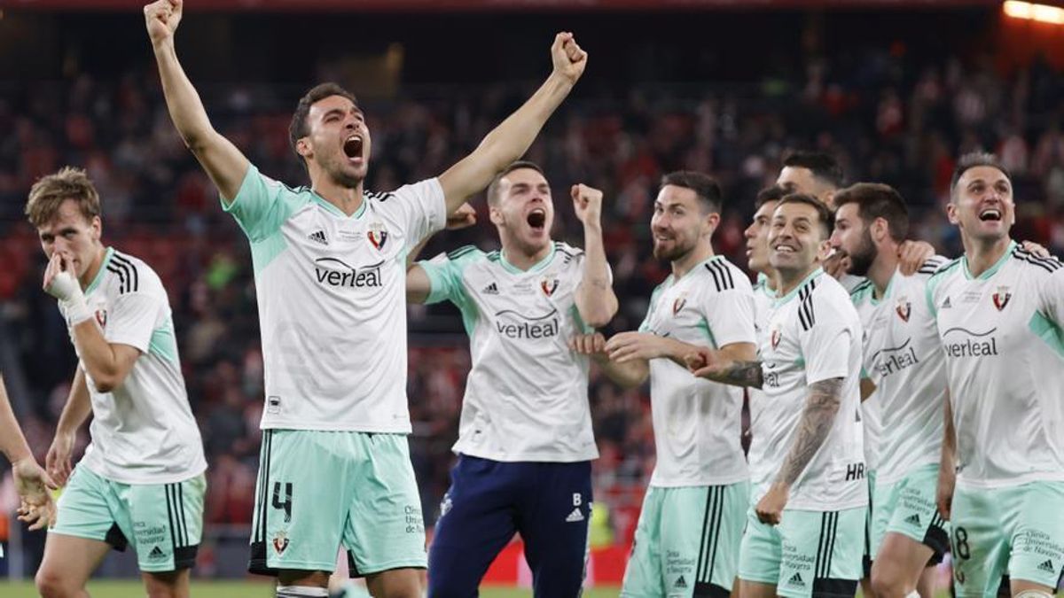 Los jugadores de Osasuna celebran, en San Mamés, su clasificación para la final de la Copa del Rey.