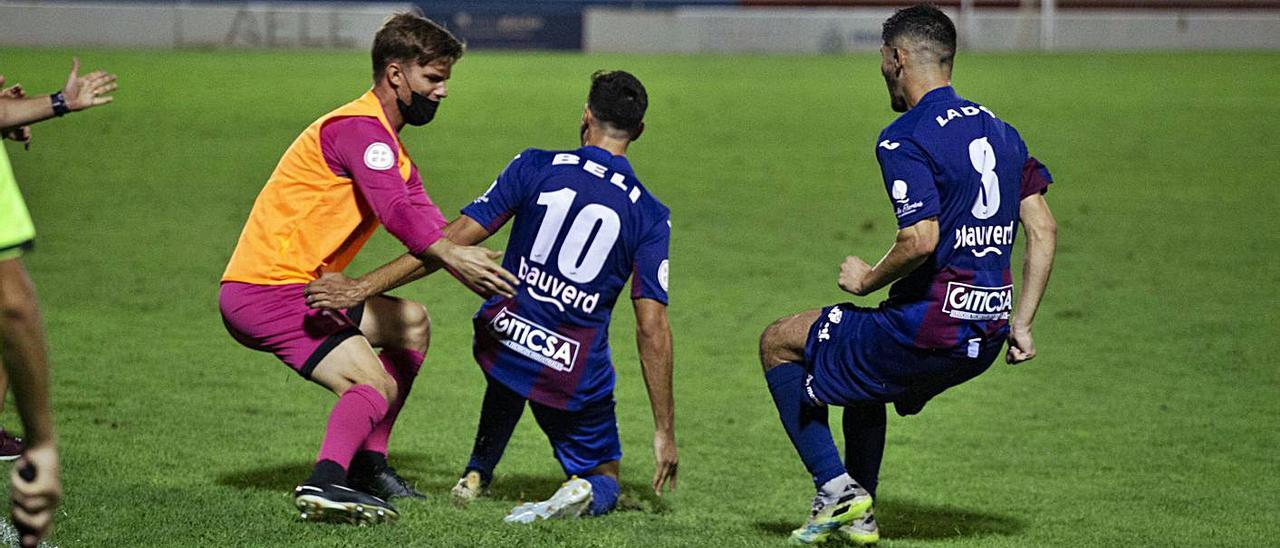 Beli y Lado celebran el tanto del empate ante La Nucía esta temporada. | JOSÉ GÓMEZ