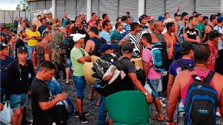 Desenes d&#039;emigrants cubans esperen ser reubicats en hotels a Panamà.