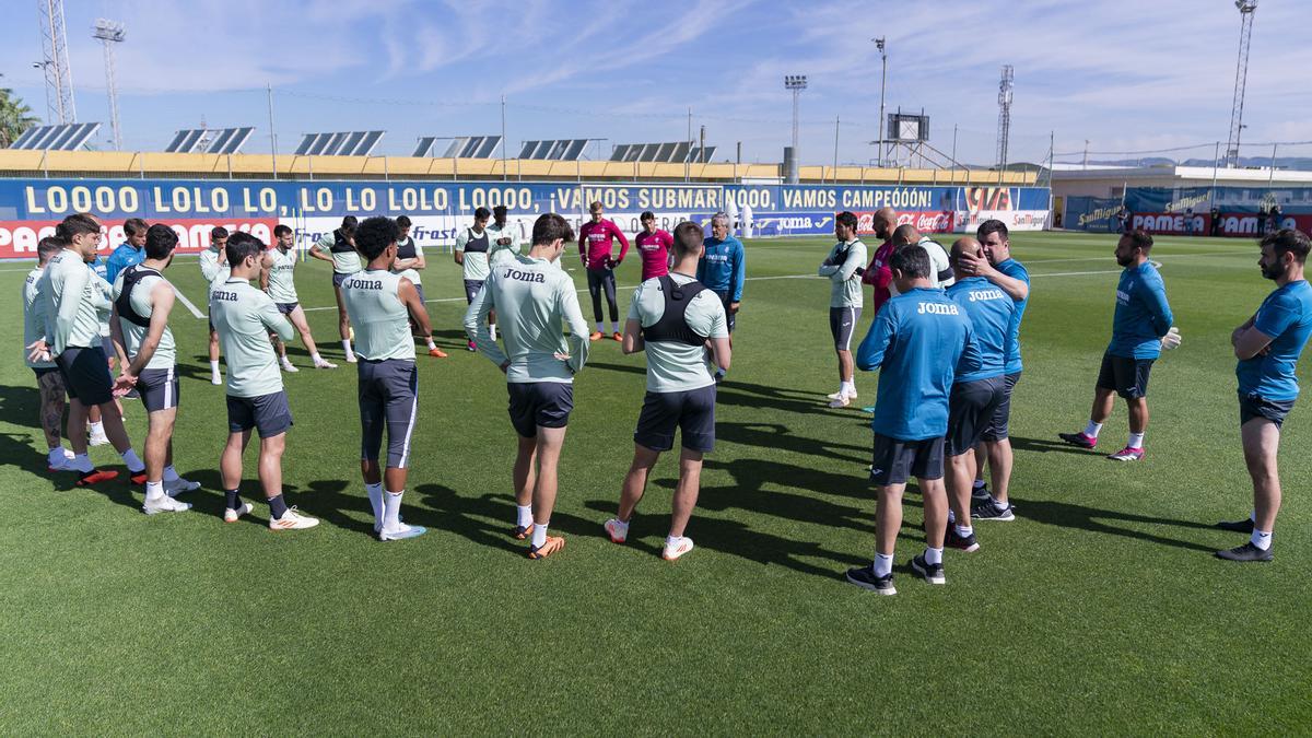 Los jugadores, en un círculo, atienden atentamente la charla de Quique Setién durante el entrenamiento previo al derbi entre el Valencia y el Villarreal.
