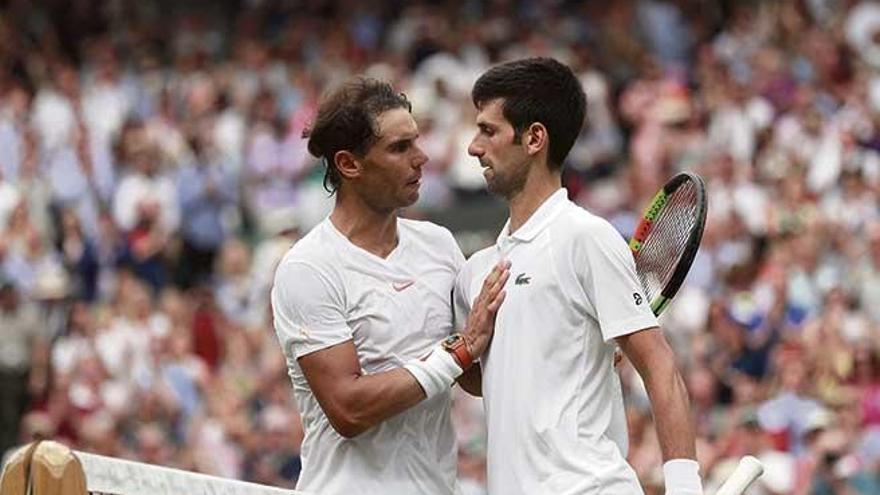 Nadal felicita a Djokovic tras perder la semifinal de Wimbledon.