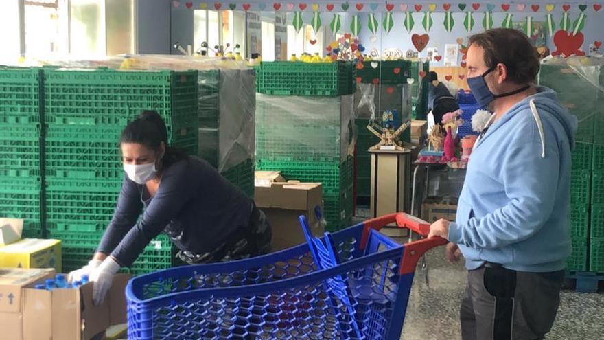 Voluntarios de OSAH Málaga preparan esta semana los lotes de ayuda urgente para las familias.