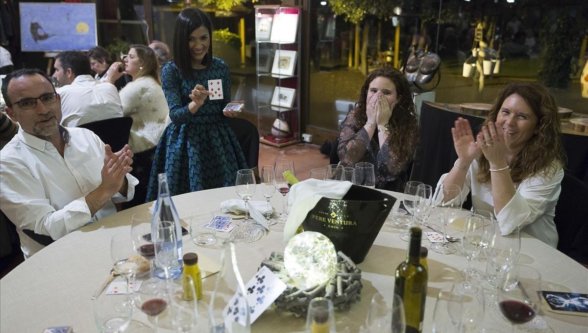 Gisell, la maga peruana afincada en Barcelona, amenizando el Sopar Màgic.