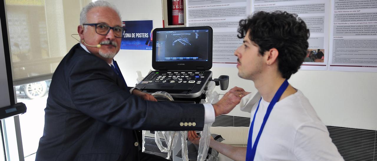 El doctor Javier Blanquer en el Congreso de la Sociedad Valenciana de Medicina Familiar, ayer.  | MATÍAS SEGARRA