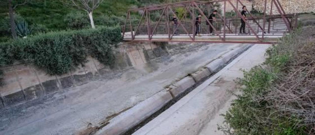 Imagen del río Vinalopó encauzado a su paso por Elda.