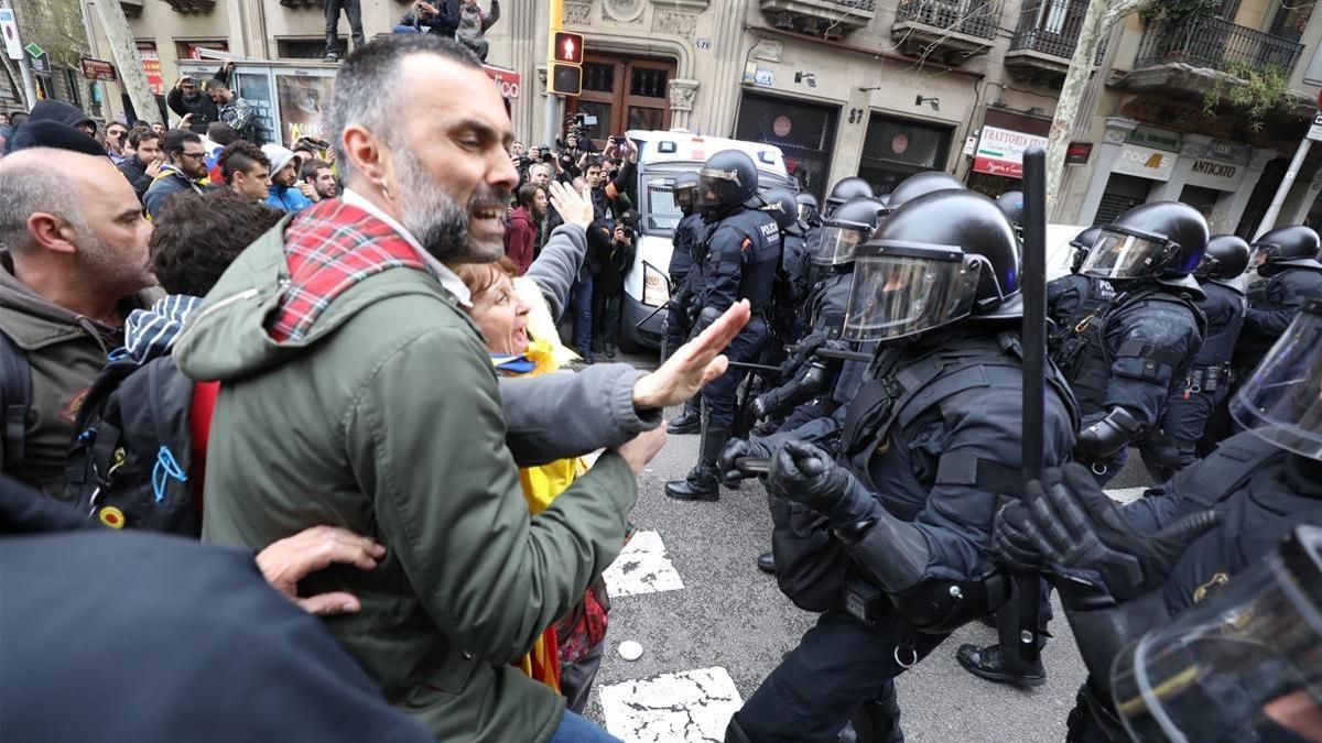 Manifestantes forcejean con mossos ante la Delegación del Gobierno en Catalunya