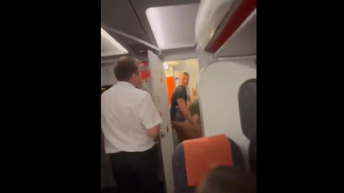 Der Flugbegleiter öffnet die Toilettentür und erblickt die kopulierenden Urlauber