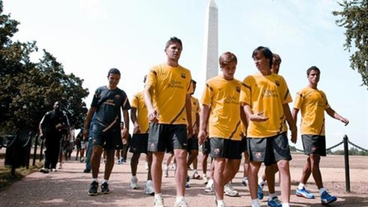 Los jugadores del Barça caminan ante el obelisco, un icono de Washington.