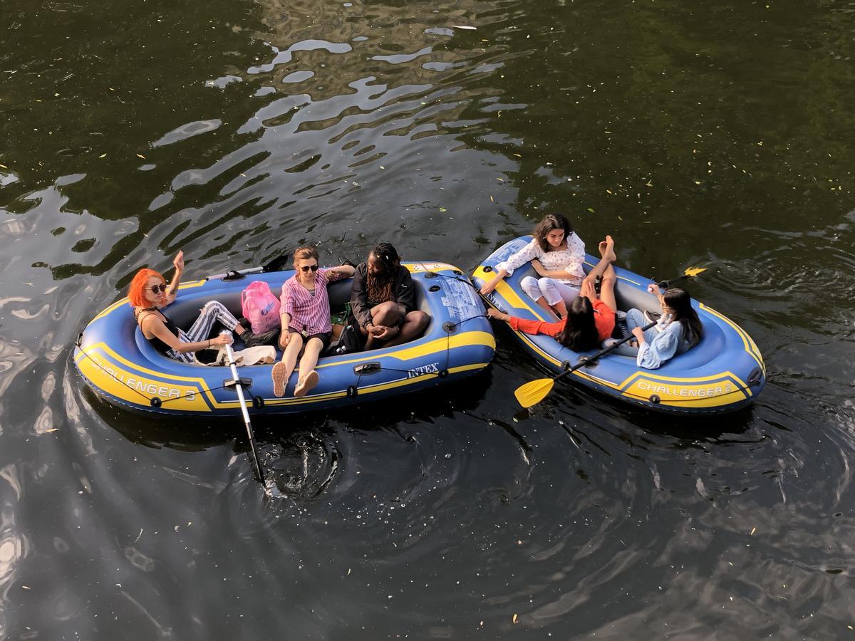 Botes hinchables en el canal. 