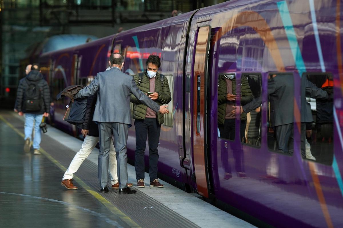 El primer AVE low cost Avlo sale de Madrid con destino València