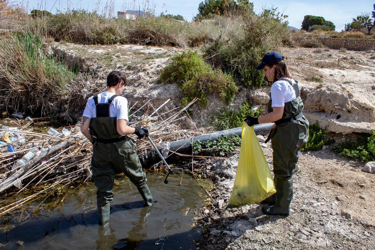 La mejora de la infraestructura verde y azul, como son los tramos urbanos de ríos, es una estrategia que busca gestionar los recursos hídricos y el entorno urbano de manera sostenible, utilizando elementos naturales y seminaturales para mejorar la calidad de vida y la resiliencia de los municipios.