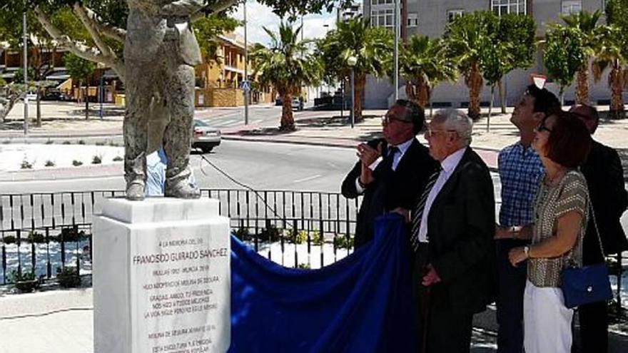 Momento en el que se descubre la escultura de Guirado.