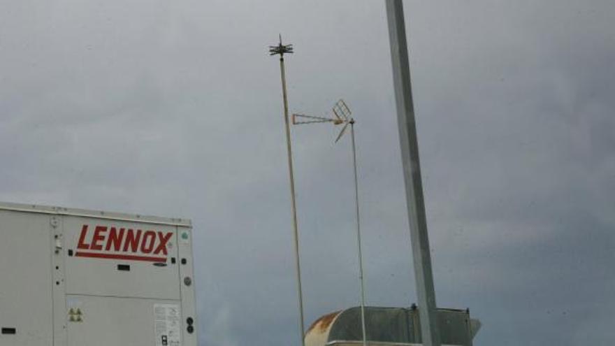 Una antena instalada sobre la cubierta principal de una gran superficie, en el centro de la ciudad, en una imagen reciente