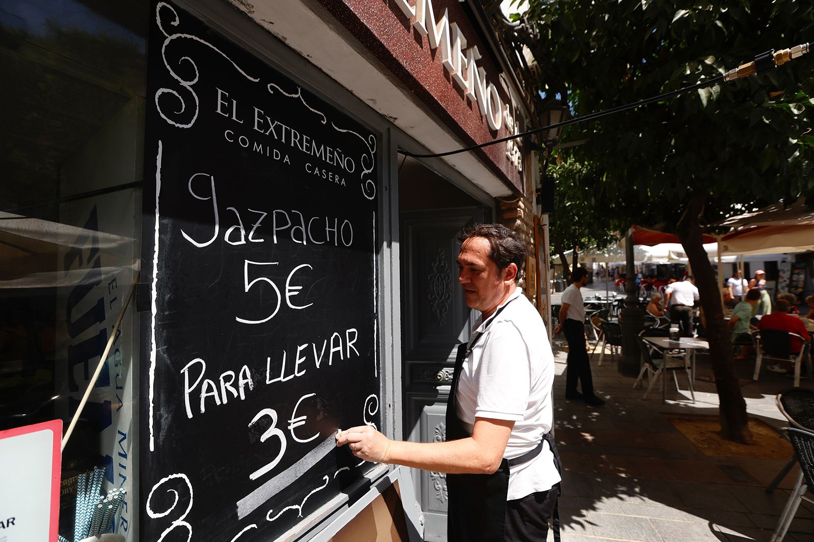 Los negocios en el Casco Histórico buscan la supervivencia en el verano cordobés