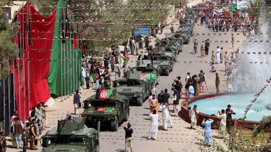 Desfile militar en Helmand para conmemorar el 99.º aniversario de la independencia afgana.