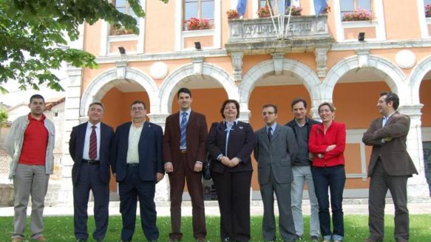 Representantes estatales, regionales y locales de la comisión de seguimiento del plan turístico.