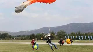 Drama en un salto con paracaídas en Girona: un fallo en el despliegue provoca una grave caída de 20 metros