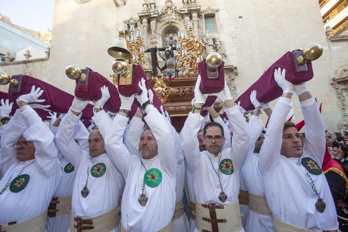 Alicante vive uno de los momentos más especiales del Martes Santo con la procesión del Cristo del Mar