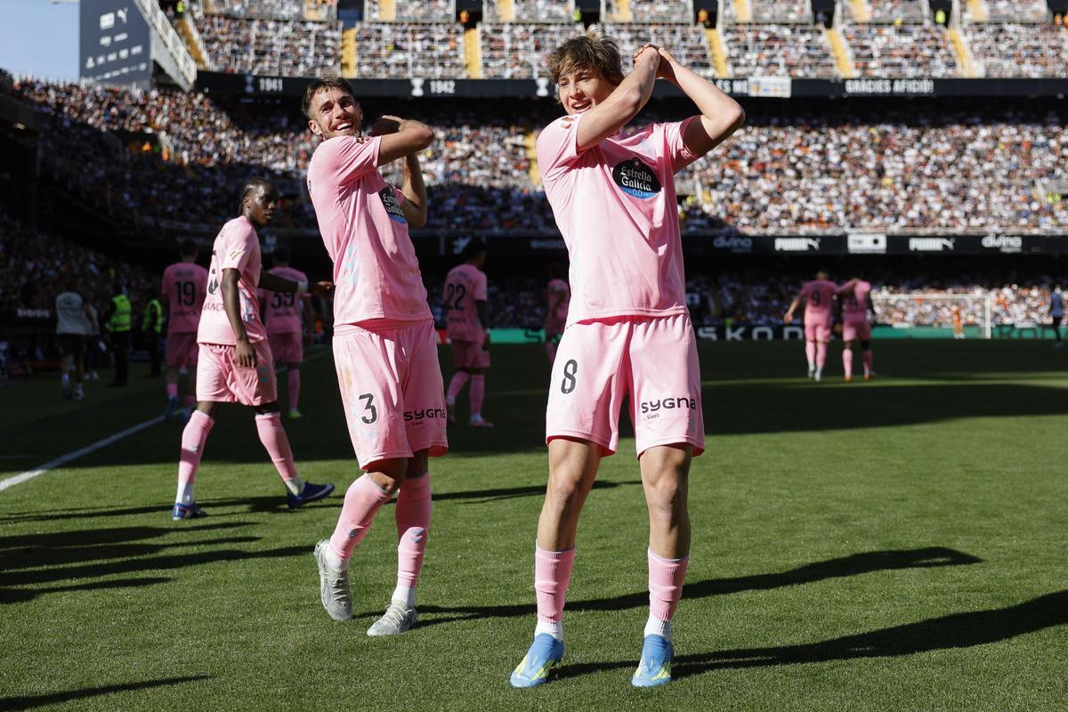 Mingueza y Fer López celebran el segundo gol del Celta simulando un golpe de golf.