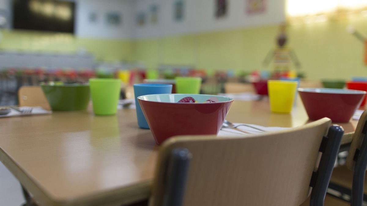 子どもたちに健康的なメニューを提供することを義務付ける法令の初公開で宿題を終えるア・コルーニャの学校たち