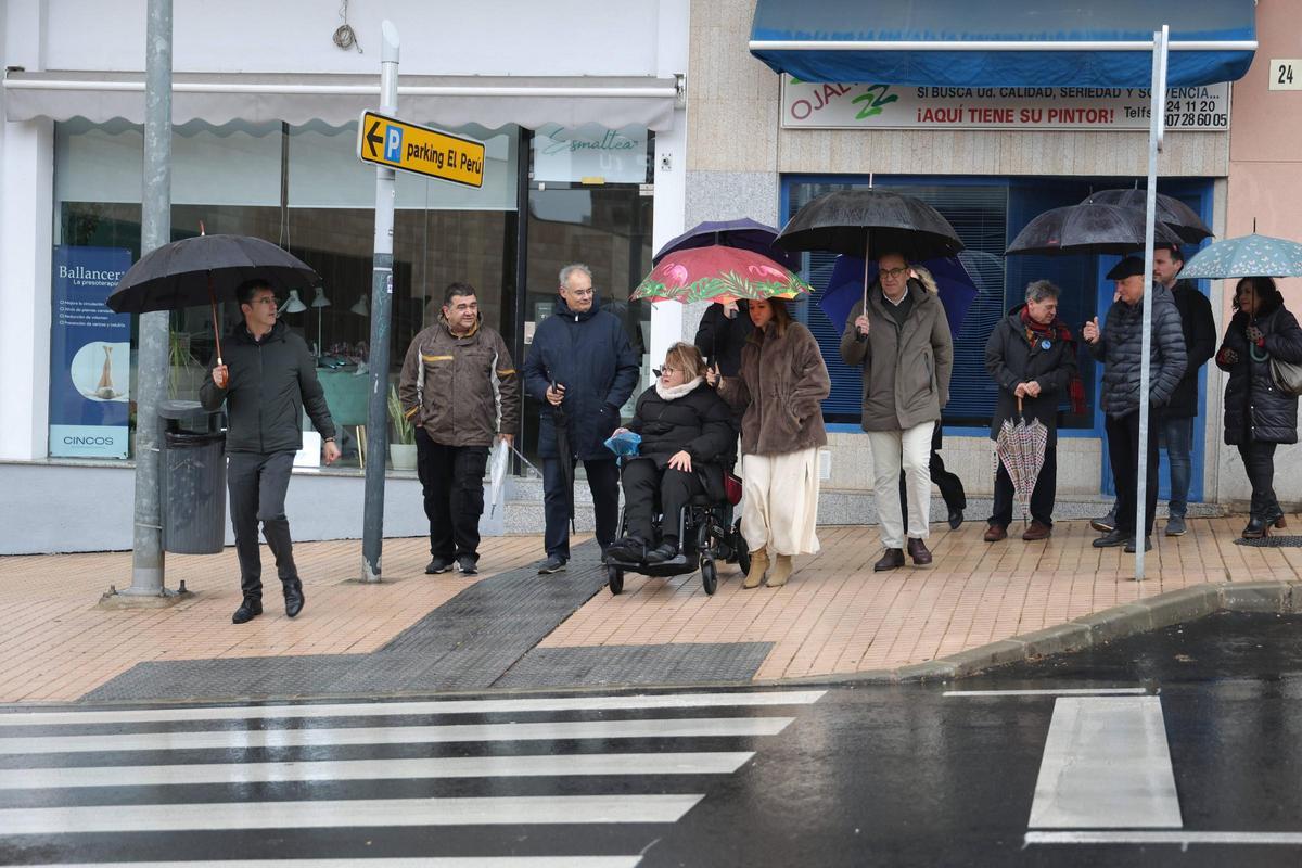 El alcalde de Cáceres supervisa los avances en el paso de peatones de la calle Argentina