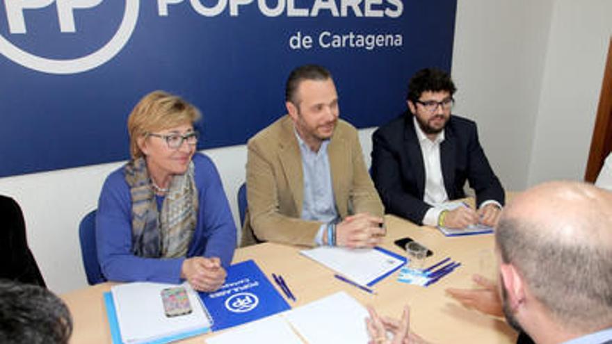 Segado, Pelegrín y López, hoy durante la reunión del comité regional del PP en Cartagena.