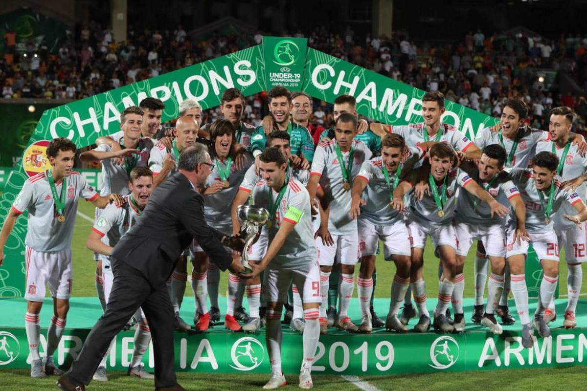Blanco, primero por la izquierda entre los que están subidos al podio, tras ganar el Euopeo sub 19
