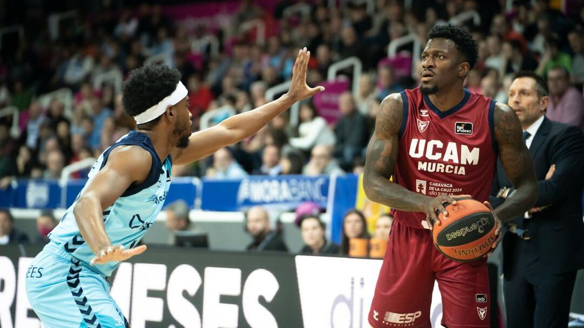 Dylan Ennis, del UCAM Murcia, durante un momento del partido en Andorra.