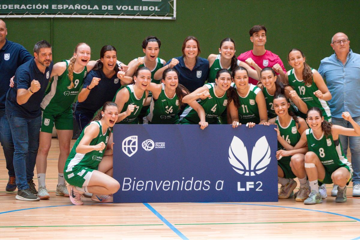 Las jugadoras y el cuerpo técnico del Stadium Casablanca celebran el ascenso a Liga F 2.