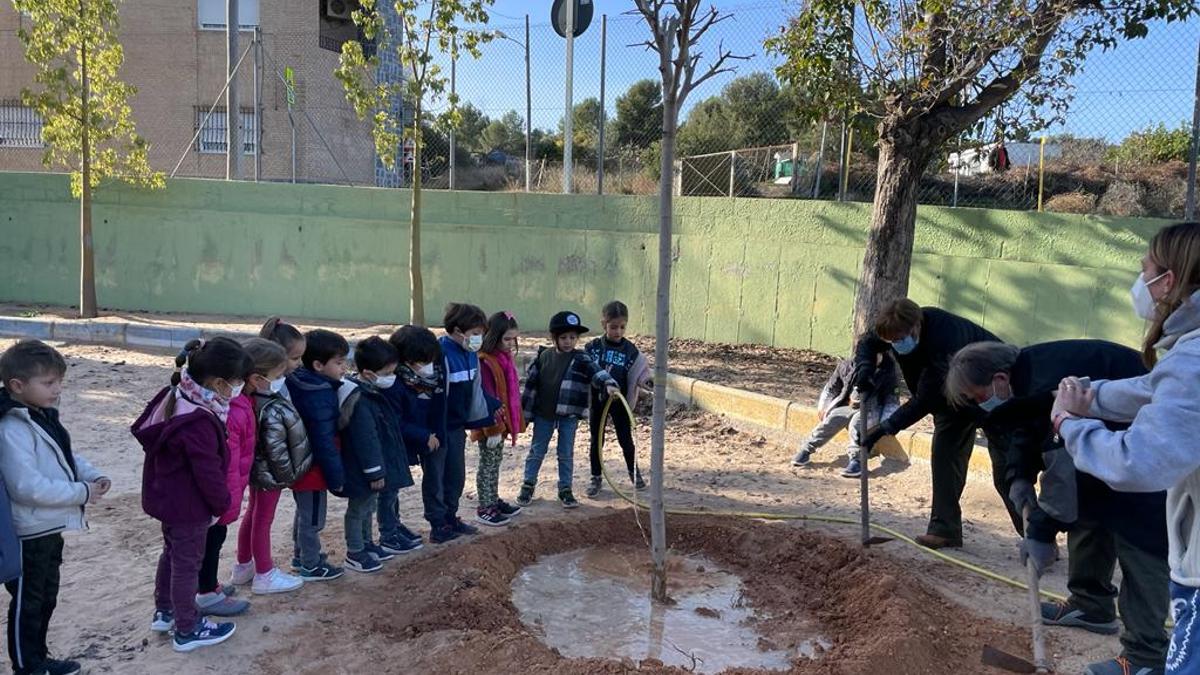 Una de las actividades de educación ambiental en las que participan los niños y niñas de Riba-roja de Túria.