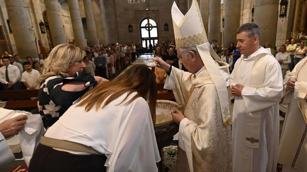 Una mujerrecibiendoel bautismoel domingo.