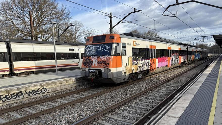 Es queden aturats en un tren de l'R11 a Caldes per culpa de la tempesta i acaben pagant taxis per tornar a casa