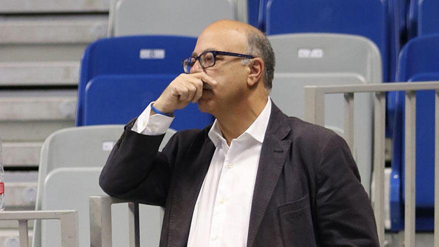 El presidente del Unicaja, Eduardo García, observa un entrenamiento en el Martín Carpena.