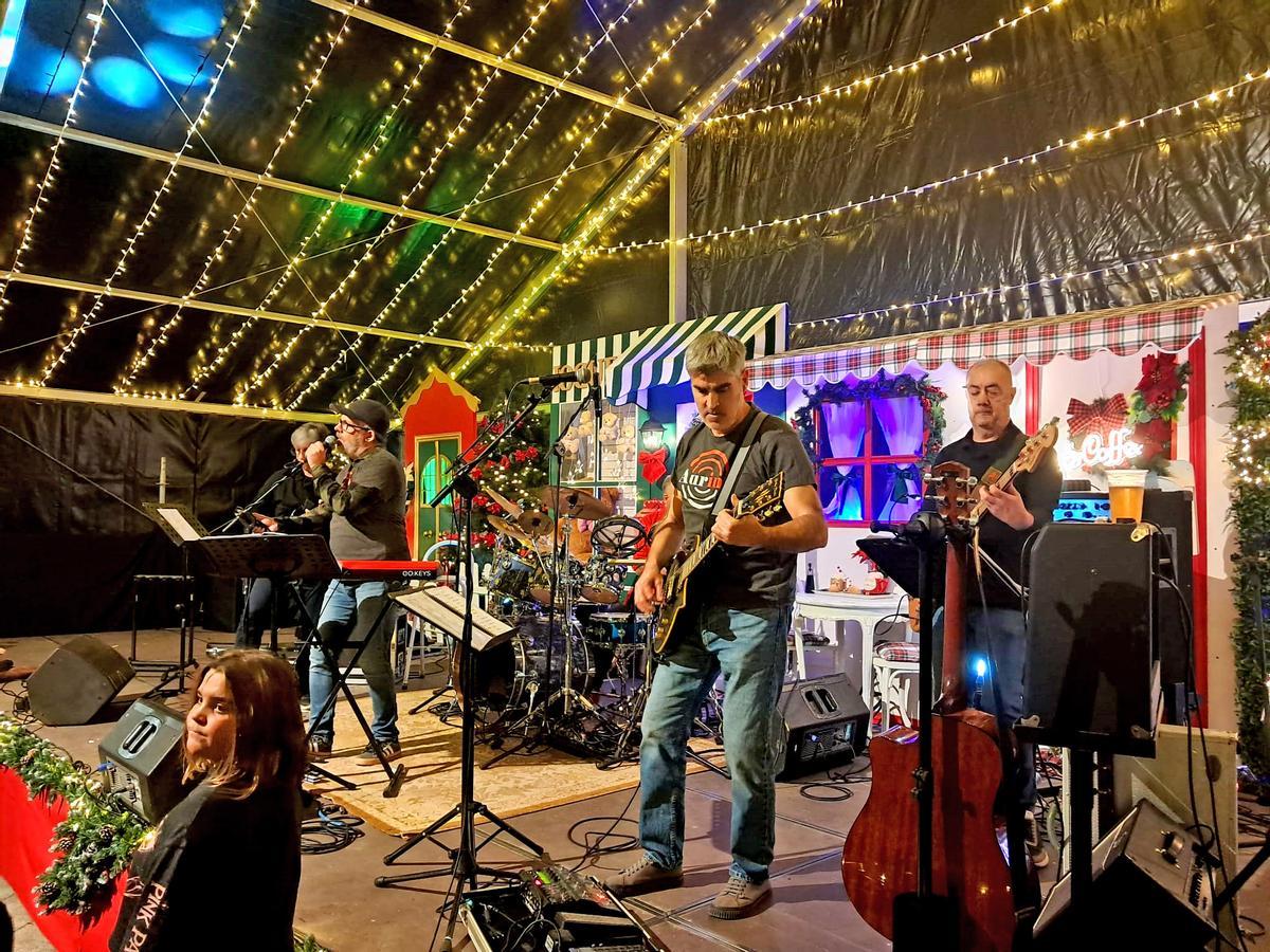 Actuación musical en la plaza de la Amera dentro del ciclo de tardeos programados por Navidad.