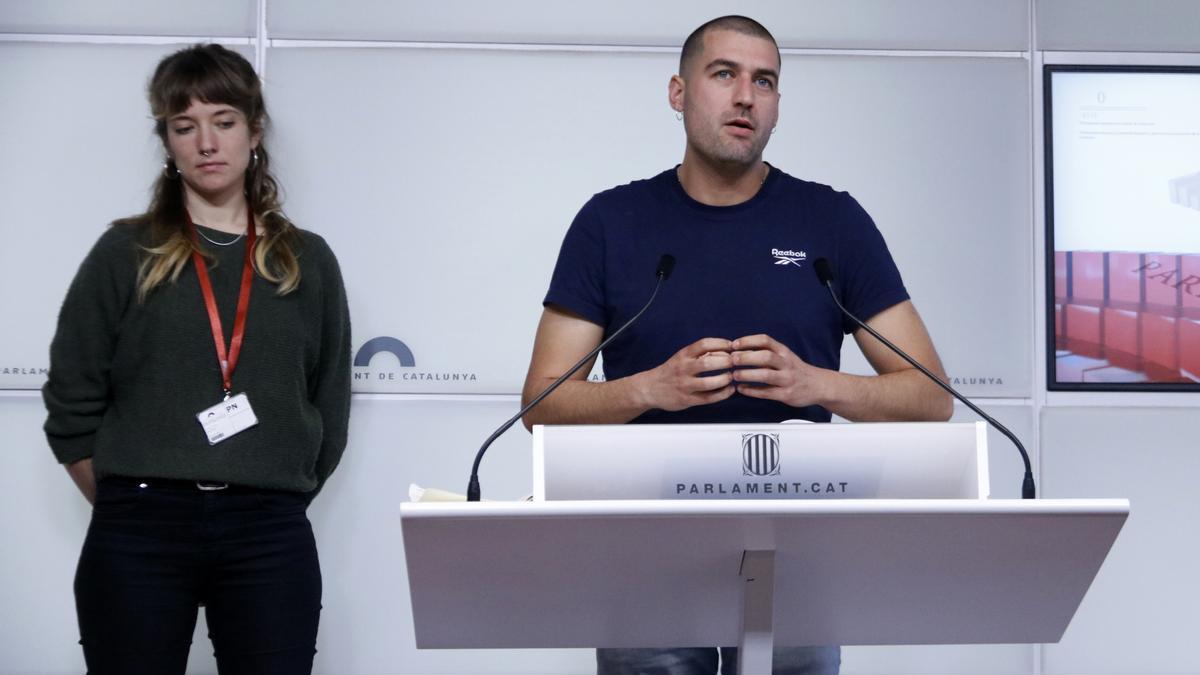 Els portaveus de la plataforma Stop JJOO Bernat Lavaquiol i Alidé Sans, al fons, a la roda de premsa al Parlament per valorar la compareixença de la consellera Vilagrà a la Comissió d&#039;Afers Institucionals