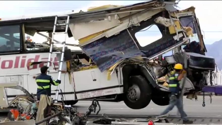 Al menos 13 muertos en un accidente de autobús en California