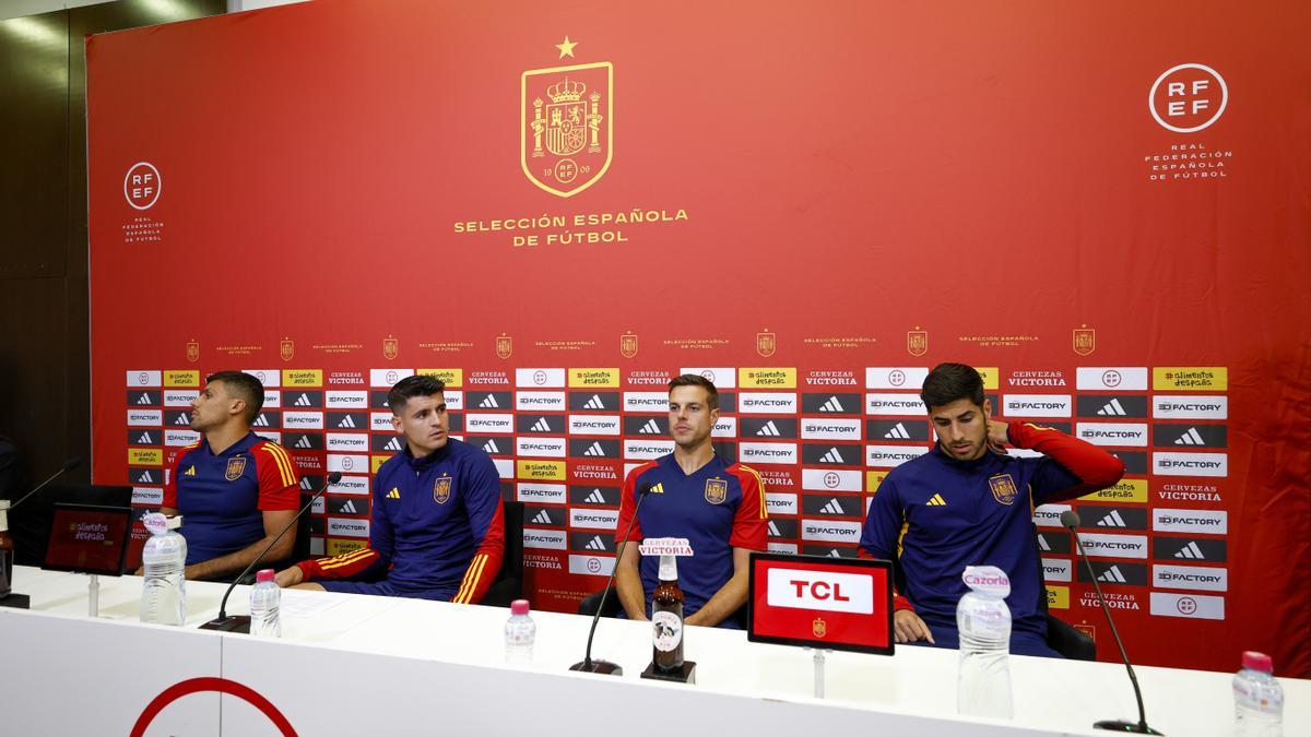 Álvaro Morata (2i), César Azpilicueta (2d), Rodrigo Hernández (i) y Marco Asensio, capitanes de la Selección nacional absoluta, durante su comparecencia este lunes ante los medios de comunicación para leer un comunicado en nombre de todo el equipo.