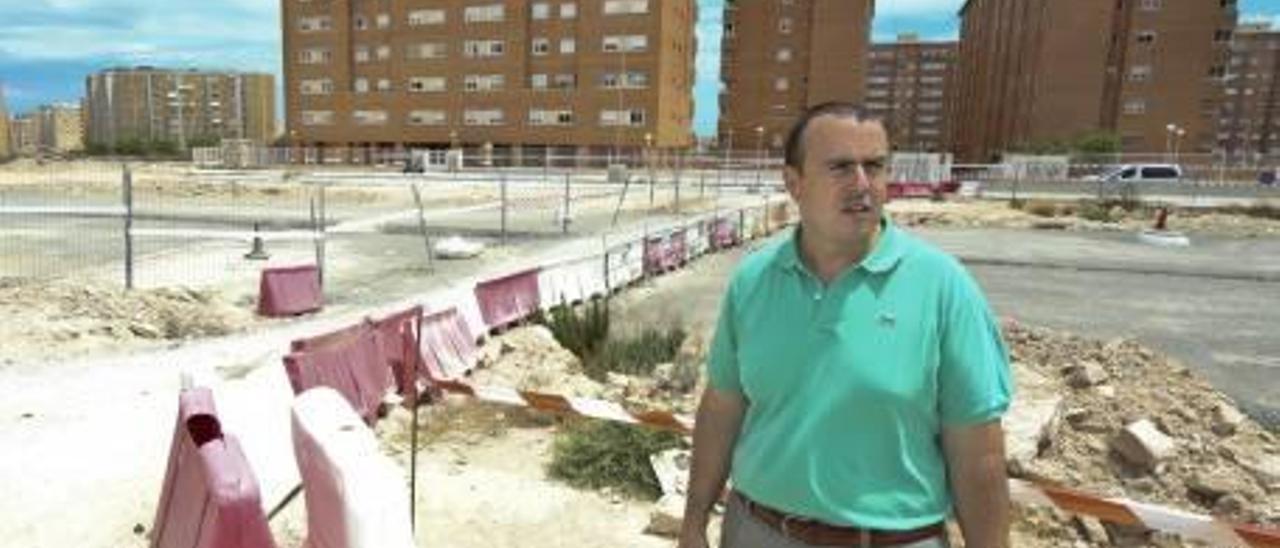 Manuel Rodríguez, uno de los vecinos de los inmuebles que lindan con la Vía Parque, frente a las obras.