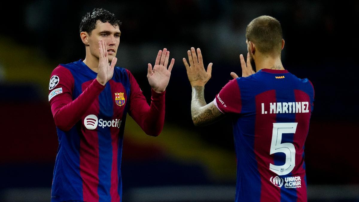 Los jugadores del Barça celebraron la vuelda de Iñigo a basa de collejas