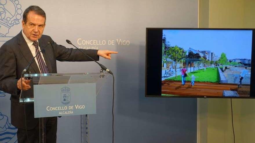 Caballero, en la presentación del proyecto de reforma del paseo de Bouzas. // FdV