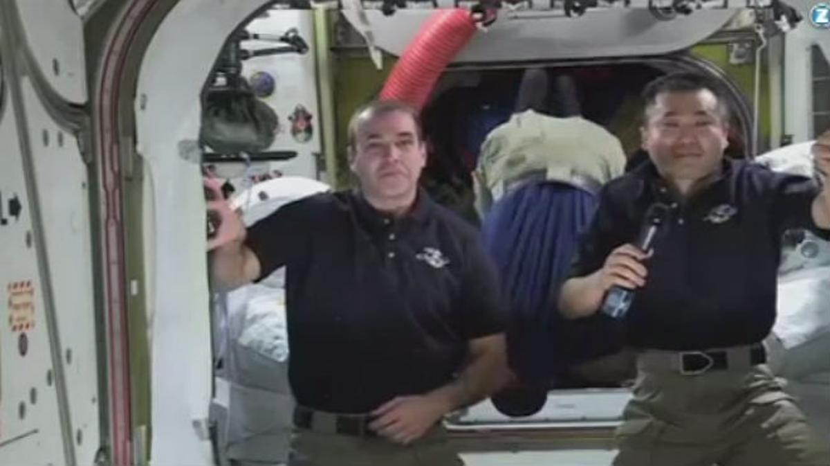 Tres astronautes feliciten l’equip de producció i direcció de la pel·lícula des de l’espai.