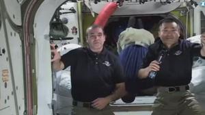 Tres astronautes feliciten l’equip de producció i direcció de la pel·lícula des de l’espai.