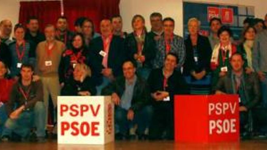 La foto &quot;de familia&quot; realizada por el amplio comité comarcal formado por el PSPV-PSOE en la Marina Baixa, reunido en Polop.