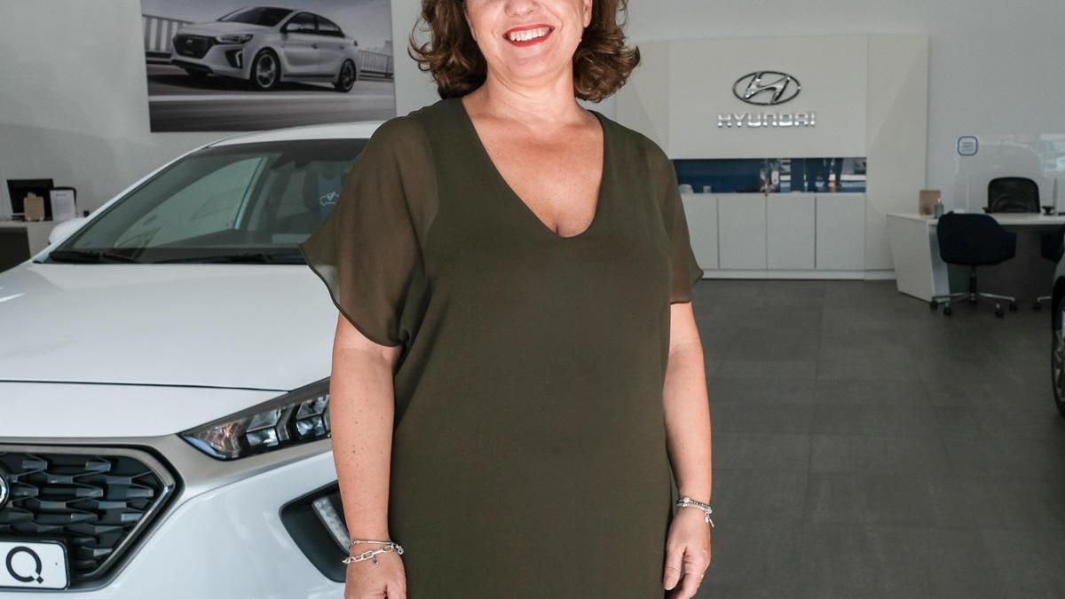 Angelina Almenara, en las instalaciones de Automóviles Nieto Hyundai